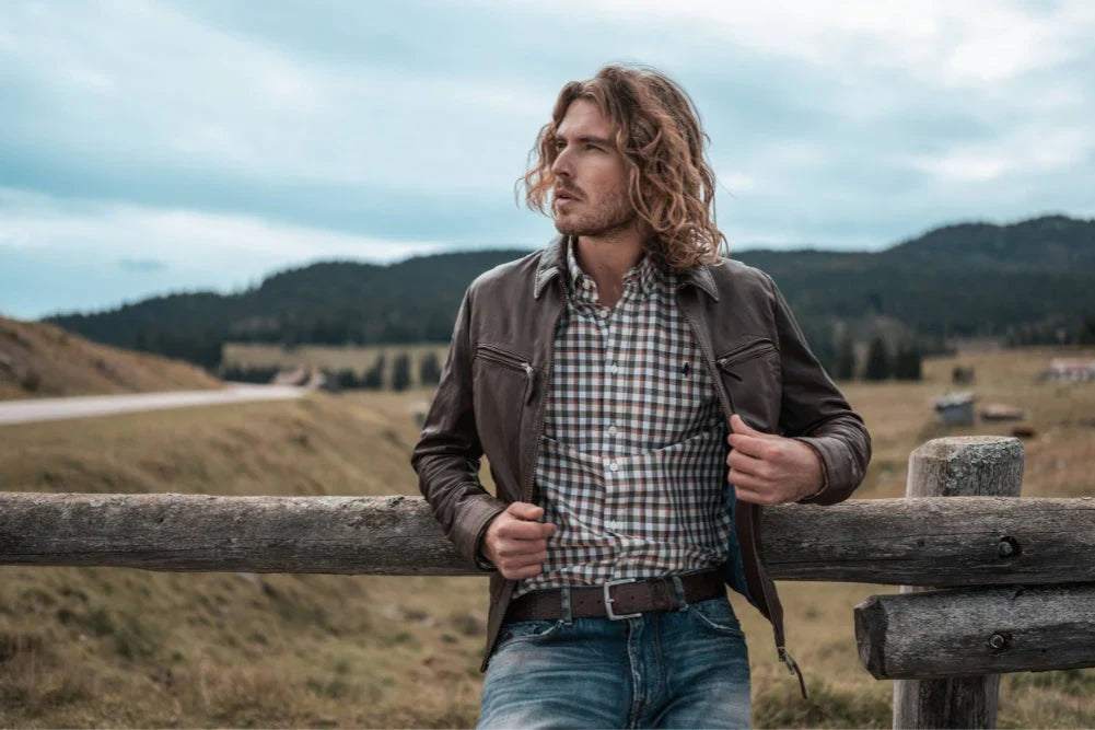 Outfit uomo in sconto: giacca casual, jeans e sneakers moda