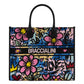 Borsa A Mano Donna Braccialini Tote, Doppio con tracolla removibile e regolabile, Chiusura con zip, Due tasche interne, una con zip e una aperta, Motivo jacquard con ricami e dettagli graffiti, Dimensioni: 35.5 x 17 x 29 Cm Jacquard B19290TY