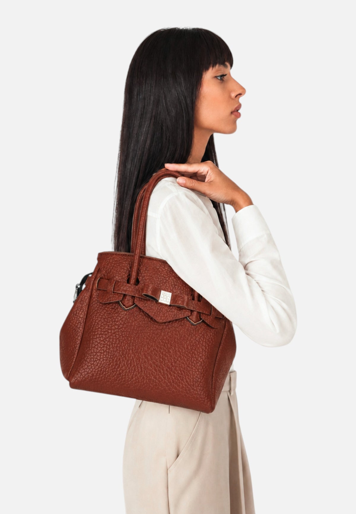 Borsa A Spalla Donna Save My Bag Shopping bag media, Doppi manici, Chiusura con zip, Tracolla a catena, Logo Save My Bag in metallo, Finitura effetto pelle, Dimensioni: 26 x 14.5 x 23 Cm Miss S62-MISS-M-PUB