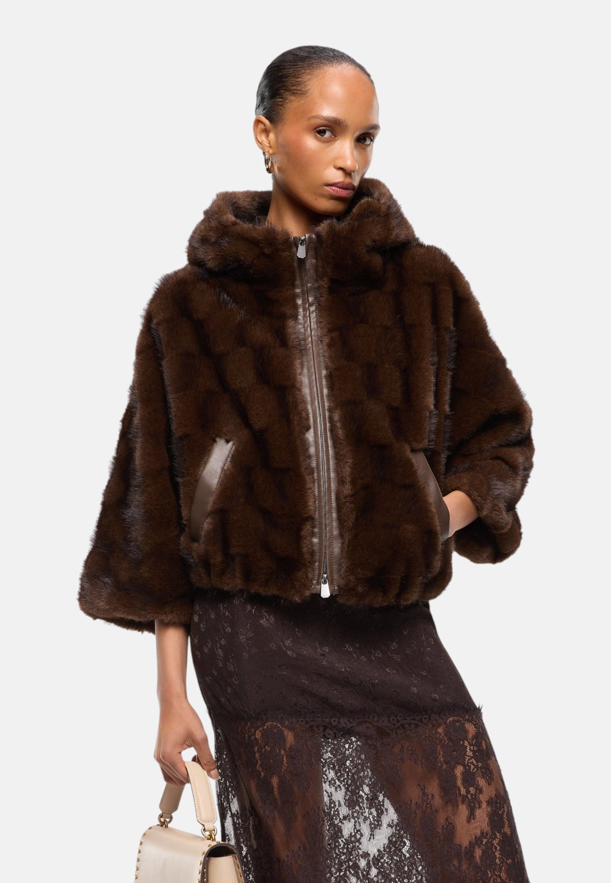 Giacca Invernale Donna Pinko Effetto pelliccia sintetica, linea morbida, cappuccio, maniche ampie, zip a doppio cursore, tasche oblique, fodera jacquard Love Birds, coulisse interna al fondo Cadetia 107054A3C5
