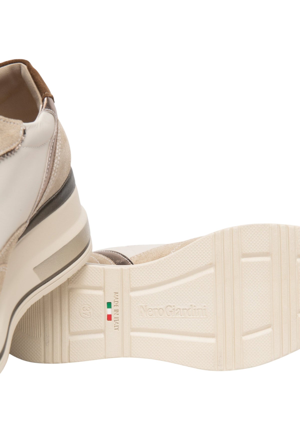 Sneakers Basse Donna Nero Giardini Tomaia in pelle scamosciata e tessuto, chiusura con lacci, pannelli sovrapposti, fondo rialzato, Made in Italy  I617390D