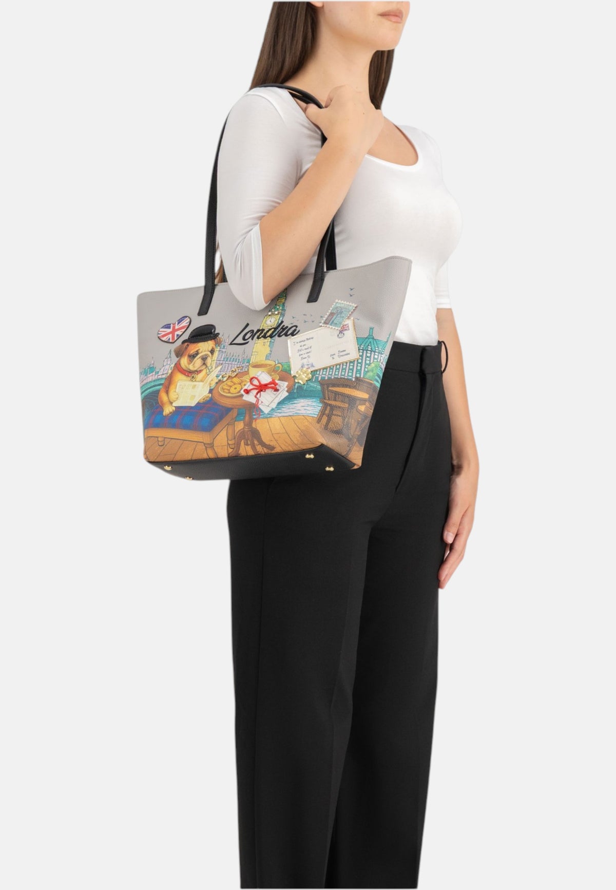 Borsa A Spalla Donna Braccialini A Spalla, Manico doppio, Chiusura con zip, Due tasche interne, una con zip e una aperta, Stampa Cartoline dedicata a Londra, Dimensioni: 46 x 11 x 29 Cm Cartoline Londra B19164YY