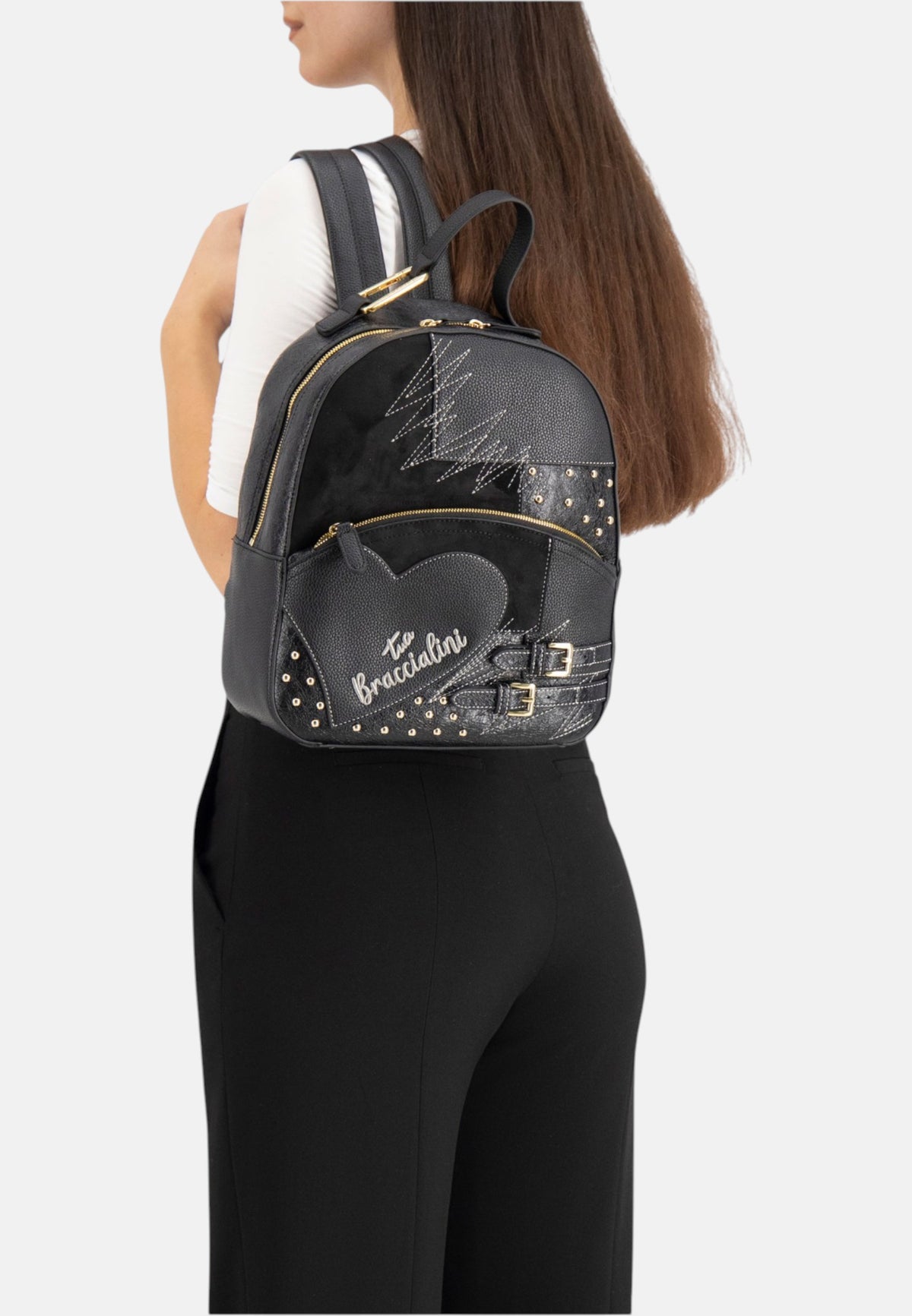 Zaino  Donna Braccialini Zaino compatto, Singolo con tracolle regolabili, Chiusura con zip, Due tasche interne, una con zip e una aperta, Patchwork con maxi cuore e micro borchie, Dimensioni: 27 x 11 x 31 Cm Amy Patchwork B19203YY