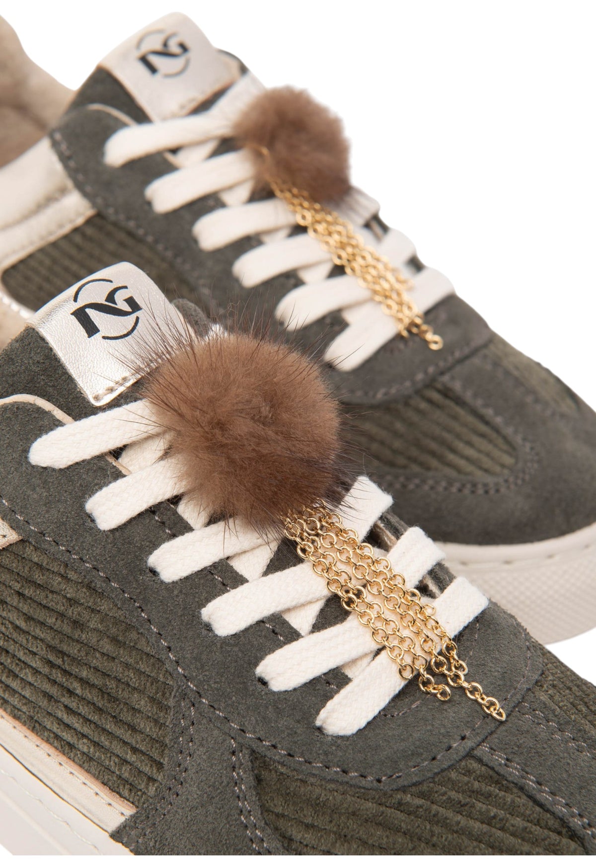 Sneakers Basse Donna Nero Giardini Tomaia in pelle scamosciata e tessuto, pannelli animalier, finiture metallizzate, pompon decorativo, suola in gomma, Made in Italy  I633722F