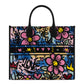 Borsa A Mano Donna Braccialini Tote, Doppio con tracolla removibile e regolabile, Chiusura con zip, Due tasche interne, una con zip e una aperta, Motivo jacquard con ricami e dettagli graffiti, Dimensioni: 35.5 x 17 x 29 Cm Jacquard B19290TY