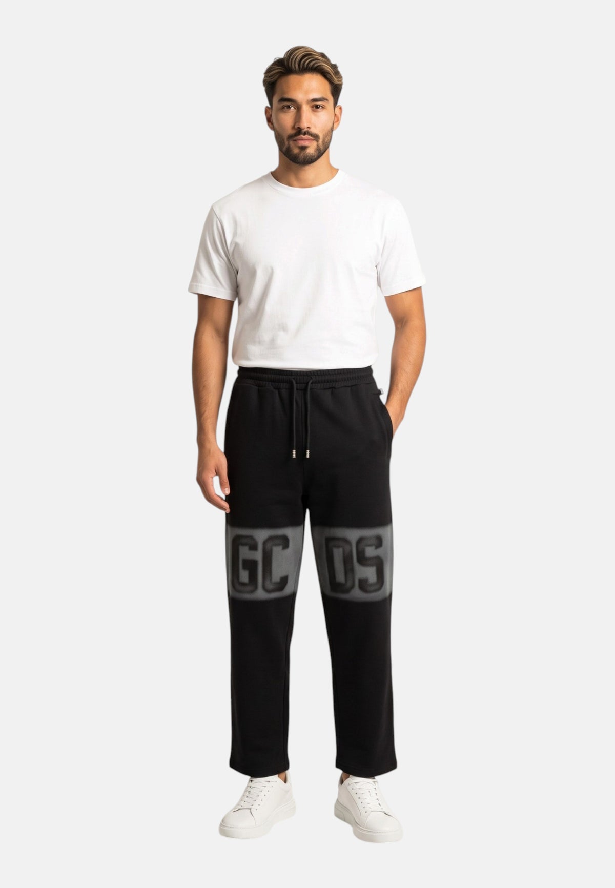 Pantaloni Tuta Uomo Gcds Puro cotone, maxi logo effetto spray, vita elasticizzata, coulisse regolabile, tasche laterali, fondo elasticizzato, vestibilit� regular Logo Spray Sweatpants C2MWQI231F034