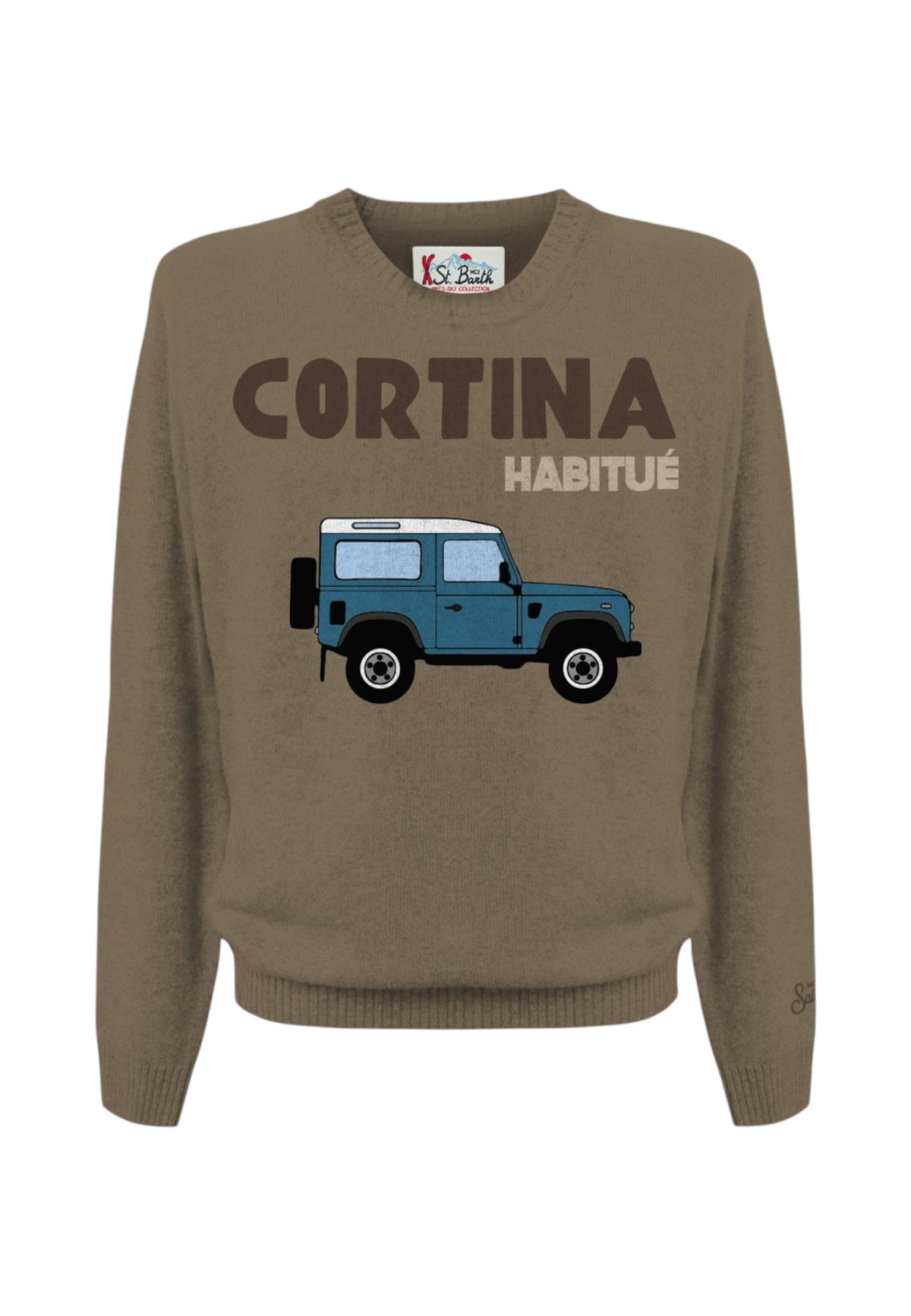 Maglione A Girocollo Uomo Mc2 Saint Barth Maniche Lunghe, Polsi E Fondo A Coste, Un Fuoristrada Azzurro Sotto La Scritta Cortina Heron HER0001-CAR-CORTINA-HAB