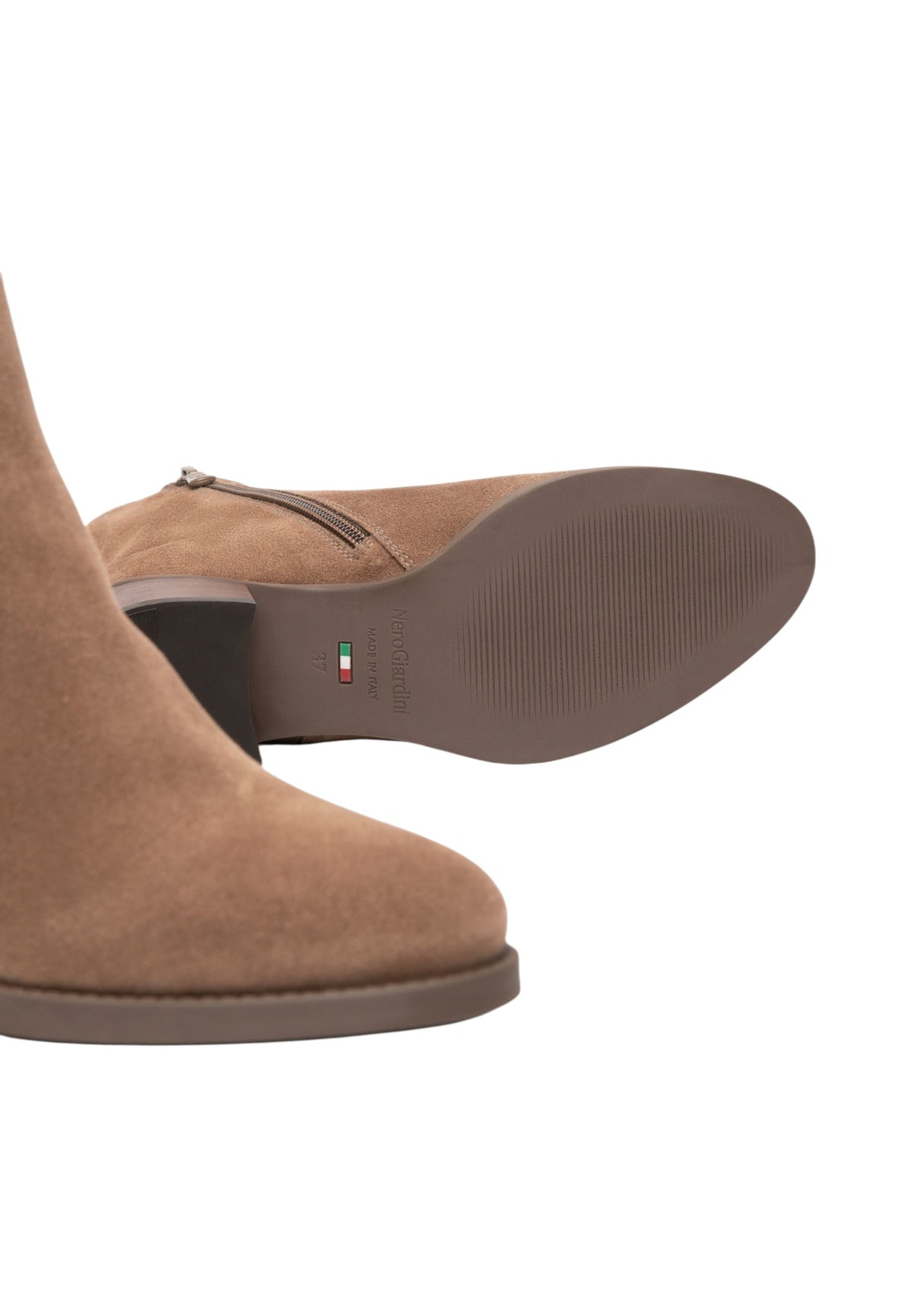 Stivaletti Chelsea Donna Nero Giardini Tomaia in pelle e pelle scamosciata, inserti elastici laterali, punta tonda, tacco basso, suola in gomma, Made in Italy  I617216D