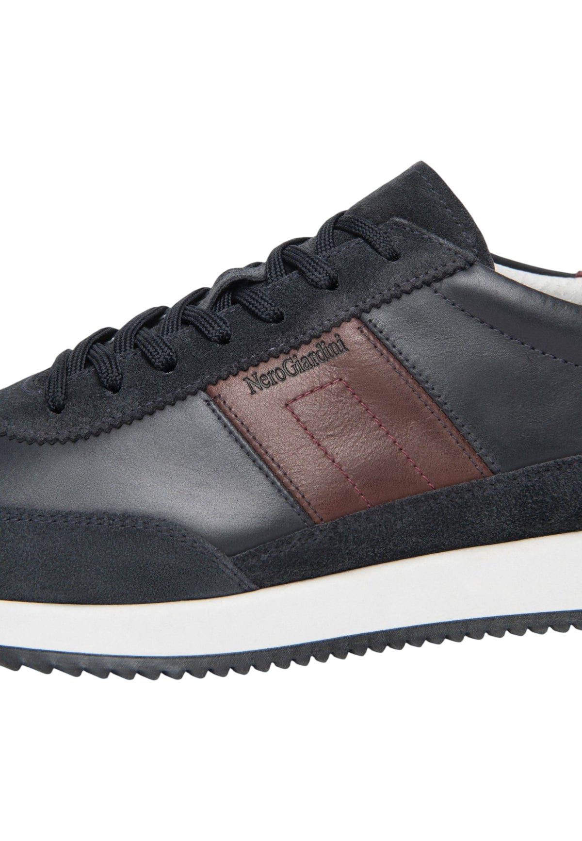 Sneakers Basse Uomo Nero Giardini Tomaia in pelle e tessuto, chiusura con lacci, inserti laterali, punta tonda, suola in gomma, Made in Italy  I601321U