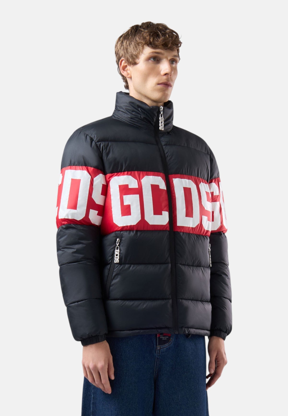 Piumino Corto Uomo Gcds Tessuto tecnico, costruzione trapuntata, imbottitura, collo alto, chiusura frontale con zip, tasche laterali, fascia logo a contrasto, fondo e polsi elasticizzati Band Logo Puffer Jacket Z0MLQA110T258