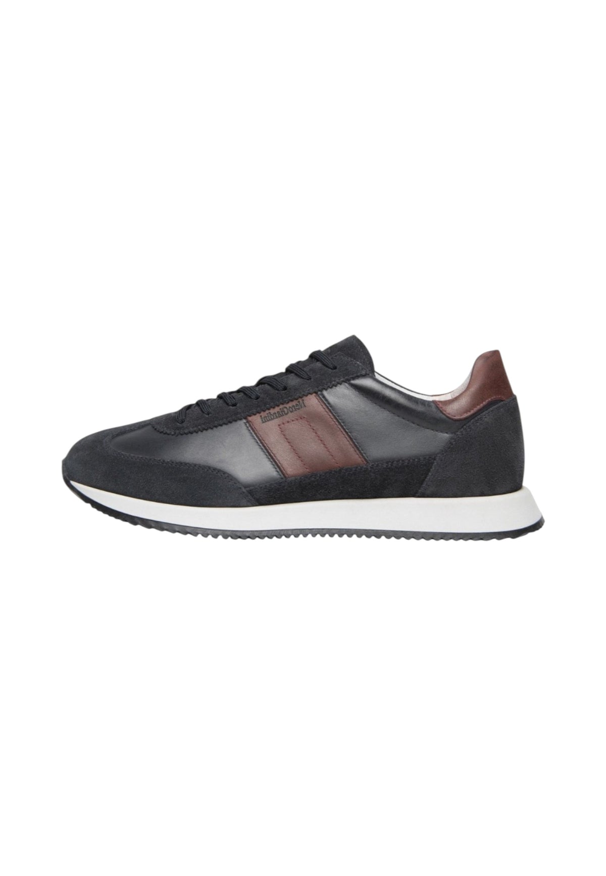 Sneakers Basse Uomo Nero Giardini Tomaia in pelle e tessuto, chiusura con lacci, inserti laterali, punta tonda, suola in gomma, Made in Italy  I601321U
