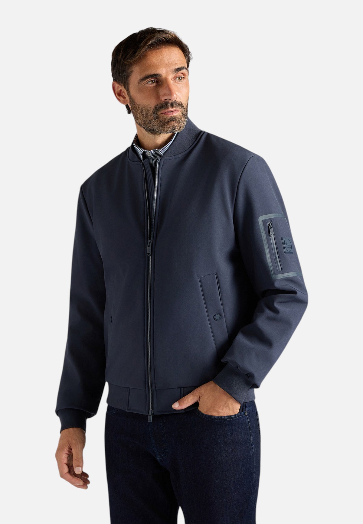 Giacca Bomber Uomo Harmont & Blaine Softshell doppio elasticizzato, Stile varsity, Fodera in poliestere, Chiusura frontale, Tasche laterali, Bordi elasticizzati, Regular Fit, Logo Harmont & Blaine  K0R3220406070
