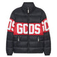 Piumino Corto Uomo Gcds Tessuto tecnico, costruzione trapuntata, imbottitura, collo alto, chiusura frontale con zip, tasche laterali, fascia logo a contrasto, fondo e polsi elasticizzati Band Logo Puffer Jacket Z0MLQA110T258