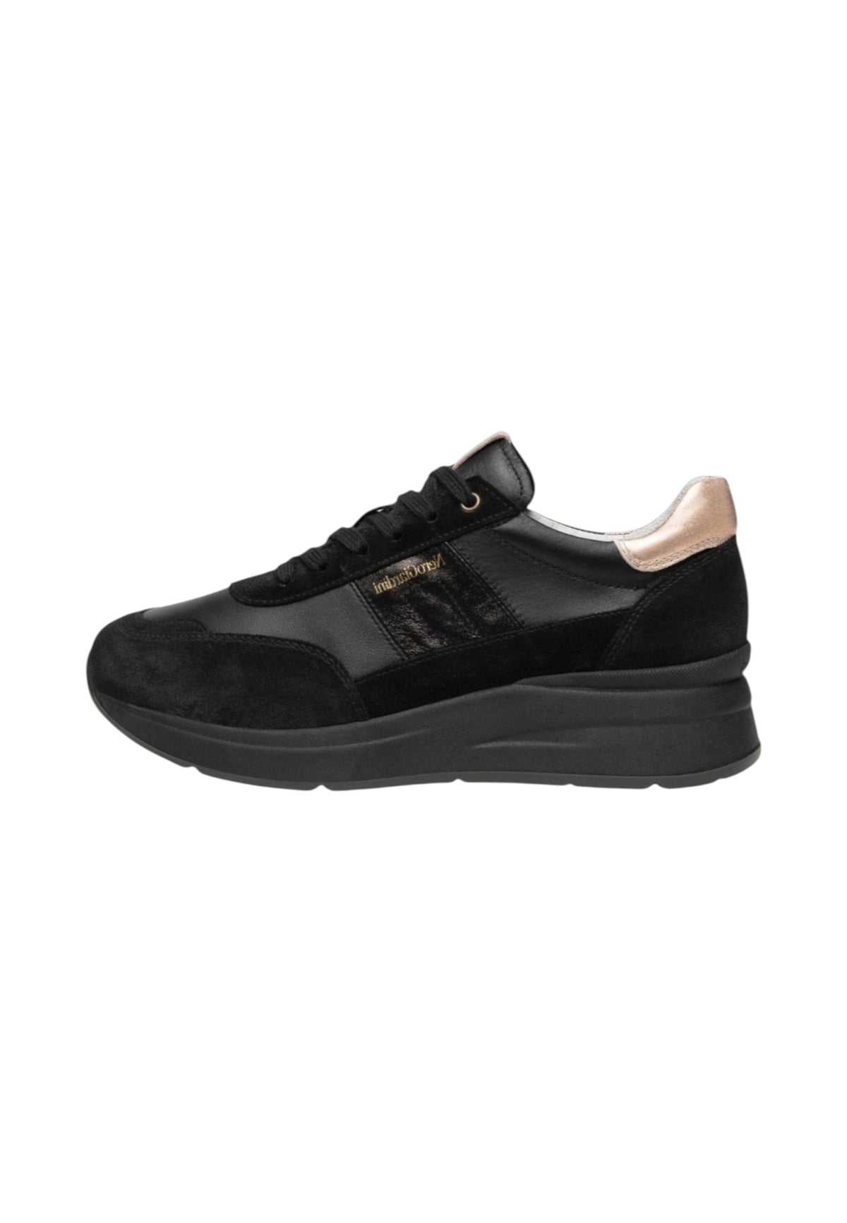 Sneakers Basse Donna Nero Giardini Tomaia in pelle e tessuto, chiusura con lacci, pannelli sovrapposti, fondo rialzato, suola in gomma, Made in Italy  I617330D