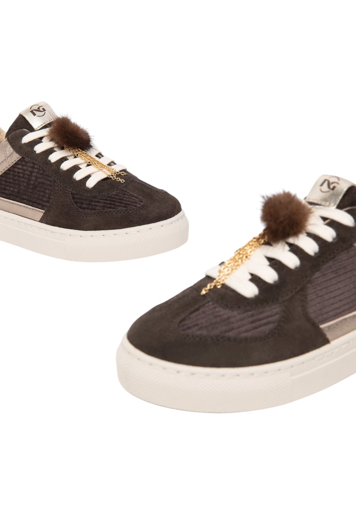 Sneakers Basse Donna Nero Giardini Tomaia in pelle scamosciata e tessuto, pannelli animalier, finiture metallizzate, pompon decorativo, suola in gomma, Made in Italy  I633722F