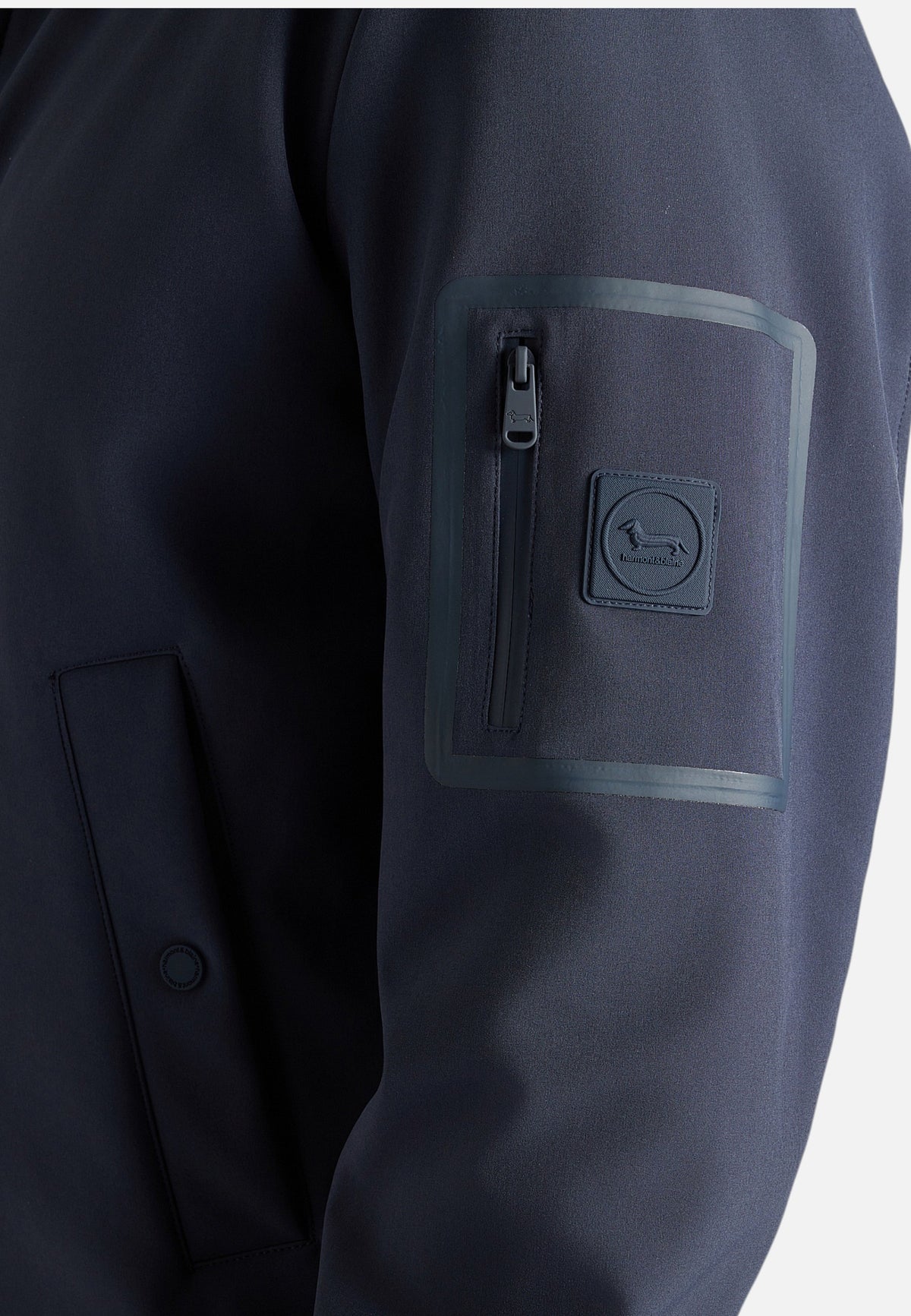 Giacca Bomber Uomo Harmont & Blaine Softshell doppio elasticizzato, Stile varsity, Fodera in poliestere, Chiusura frontale, Tasche laterali, Bordi elasticizzati, Regular Fit, Logo Harmont & Blaine  K0R3220406070
