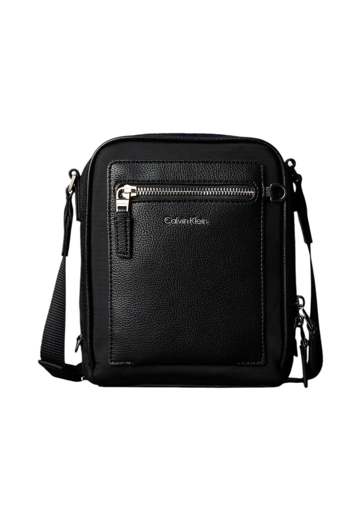 Borsa A Tracolla Uomo Calvin klein Nylon Premium, Finiture Effetto Pelle Martellata, Formato Verticale, Chiusura Con Zip, Tasca Frontale Con Zip, Dettagli Metallici Argentati, Logo Calvin Klein Raised LV04D3500G