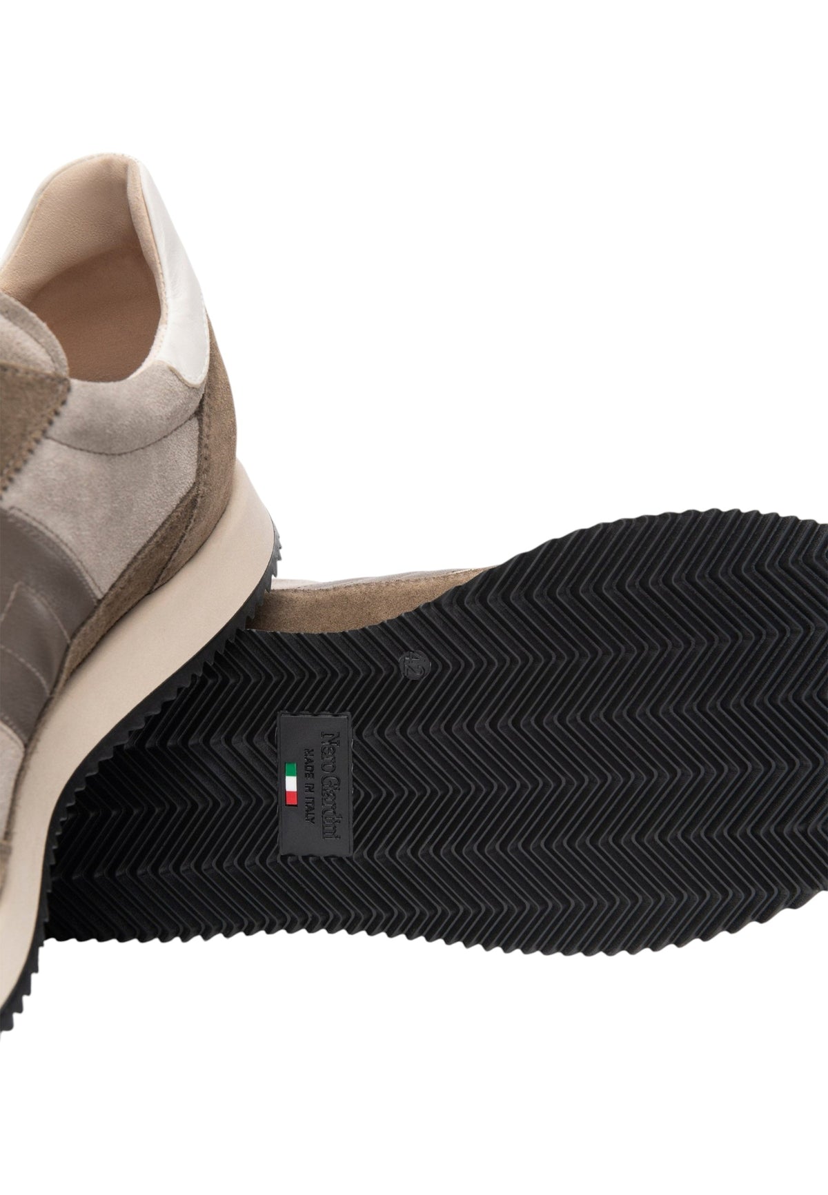 Sneakers Basse Uomo Nero Giardini Tomaia in pelle e pelle scamosciata, chiusura con lacci, pannelli sovrapposti, punta tonda, suola in gomma, Made in Italy  I601320U