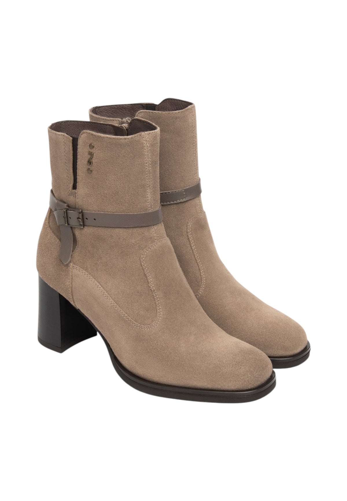 Stivaletti Con Tacco Donna Nero Giardini Tomaia in pelle scamosciata, cinturino decorativo con fibbia, chiusura laterale con zip, punta tonda, tacco largo, Made in Italy  I617241D