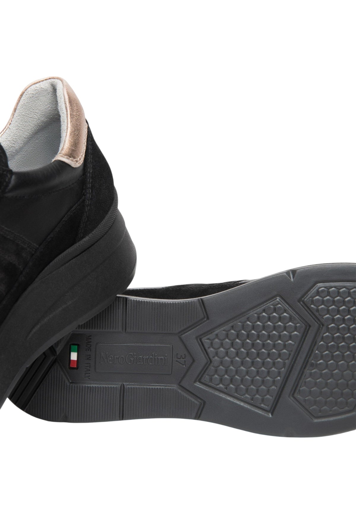 Sneakers Basse Donna Nero Giardini Tomaia in pelle e tessuto, chiusura con lacci, pannelli sovrapposti, fondo rialzato, suola in gomma, Made in Italy  I617330D