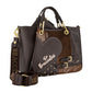 Borsa A Mano Donna Braccialini A Bauletto, Doppio con tracolla removibile e regolabile, Chiusura con clip, Con pochette interna removibile, Patchwork con maxi cuore e micro borchie, Dimensioni: 31 x 13 x 23 Cm Amy Patchwork B19201YY