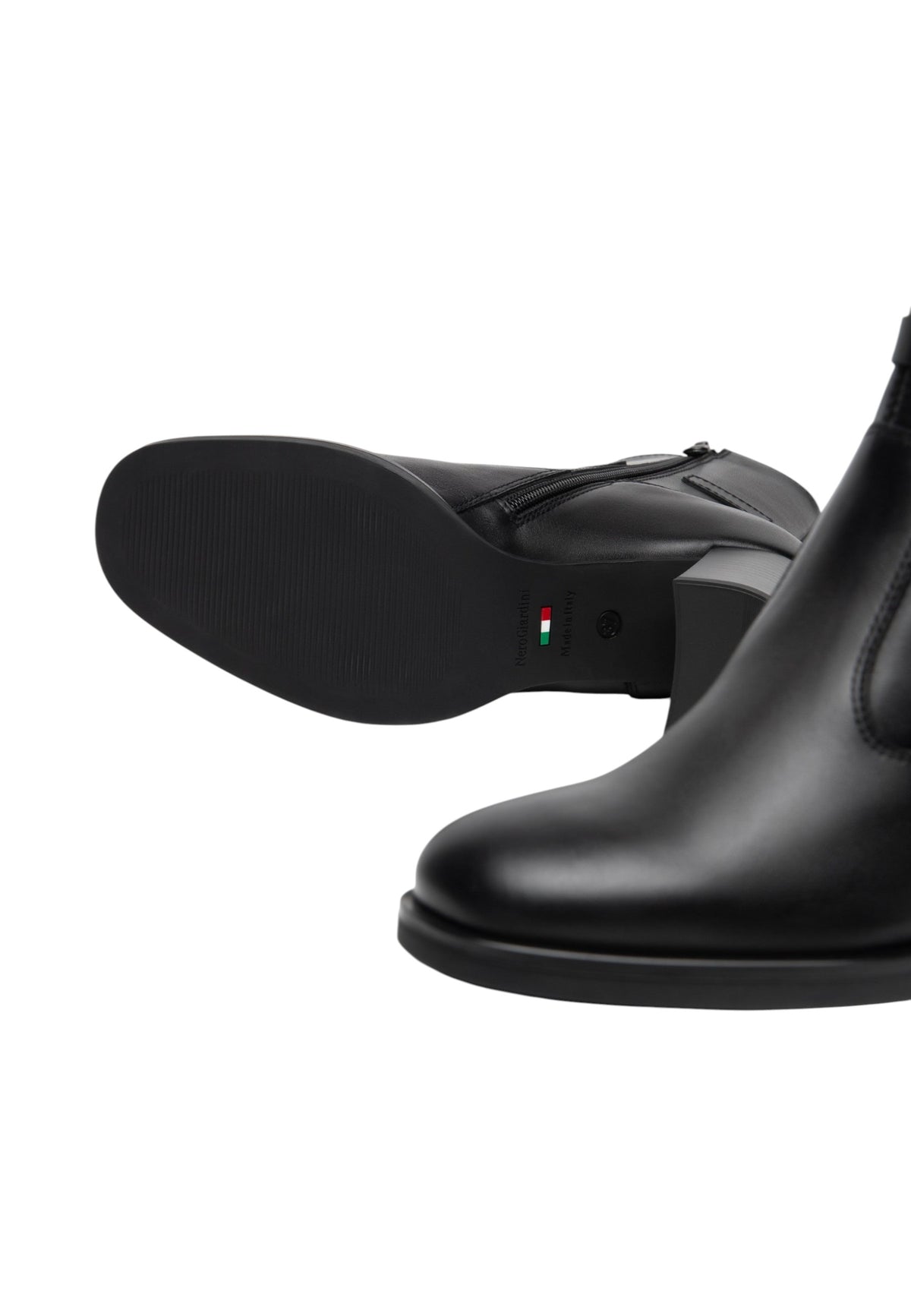 Stivaletti Con Tacco Donna Nero Giardini Tomaia in pelle, cinturino decorativo con fibbia, chiusura laterale con zip, punta tonda, tacco largo, Made in Italy  I617240D