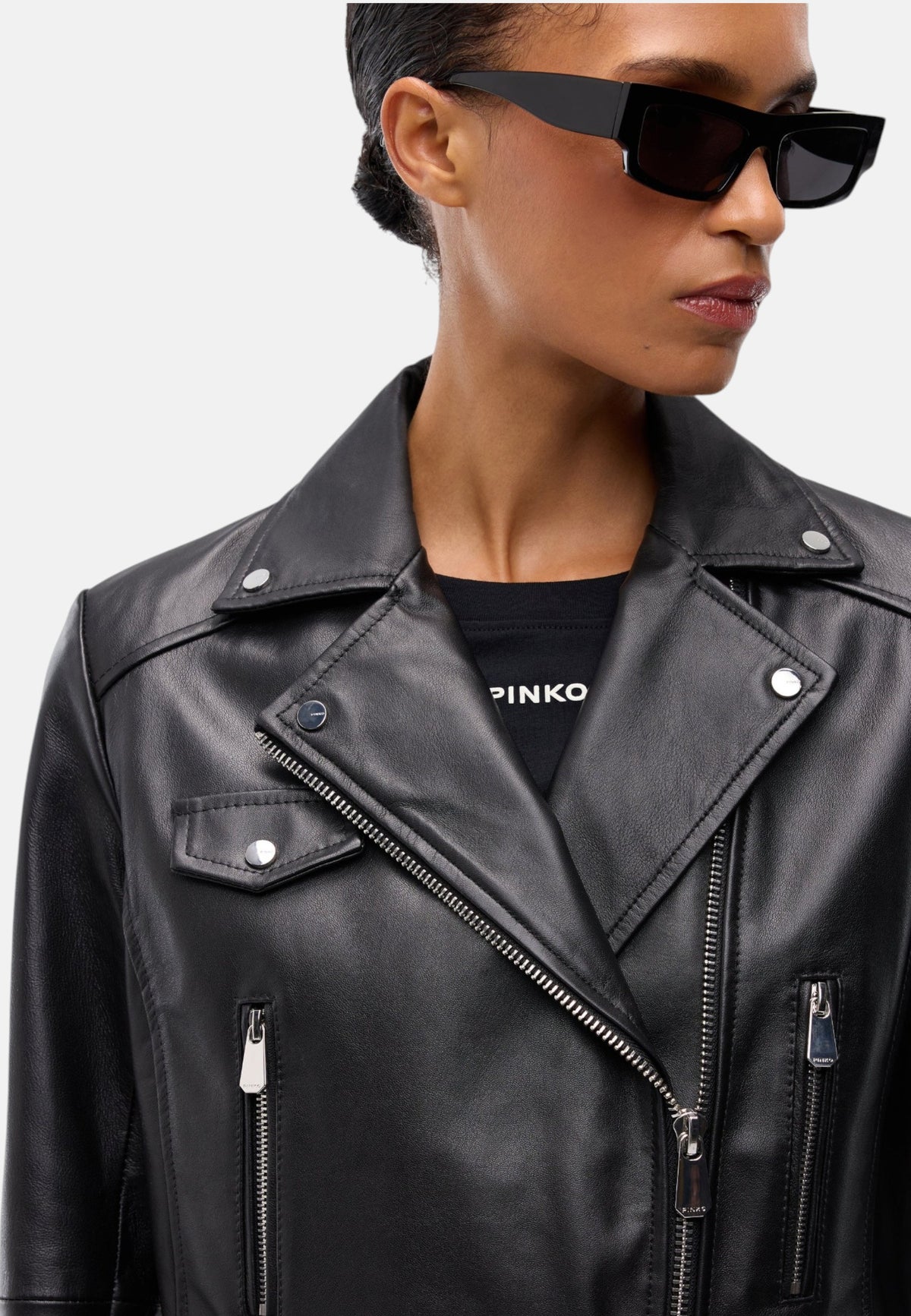Giacca In Pelle Donna Pinko Pelle nappa, linea biker, chiusura con zip laterale, collo con revers, tasche anteriori con zip, capo foderato New Sensibile 106247A3EB