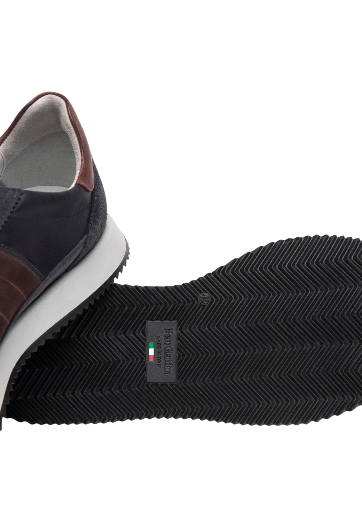 Sneakers Basse Uomo Nero Giardini Tomaia in pelle e tessuto, chiusura con lacci, inserti laterali, punta tonda, suola in gomma, Made in Italy  I601321U