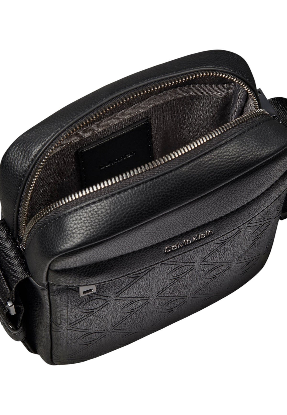 Borsa A Tracolla Uomo Calvin klein Ecopelle Martellata, Motivo Monogram Calvin Klein In Rilievo, Tracolla Regolabile, Chiusura Con Zip, Tasca Frontale, Tasca Interna, Logo Calvin Klein Emblem Aop Deboss LV04D3562G