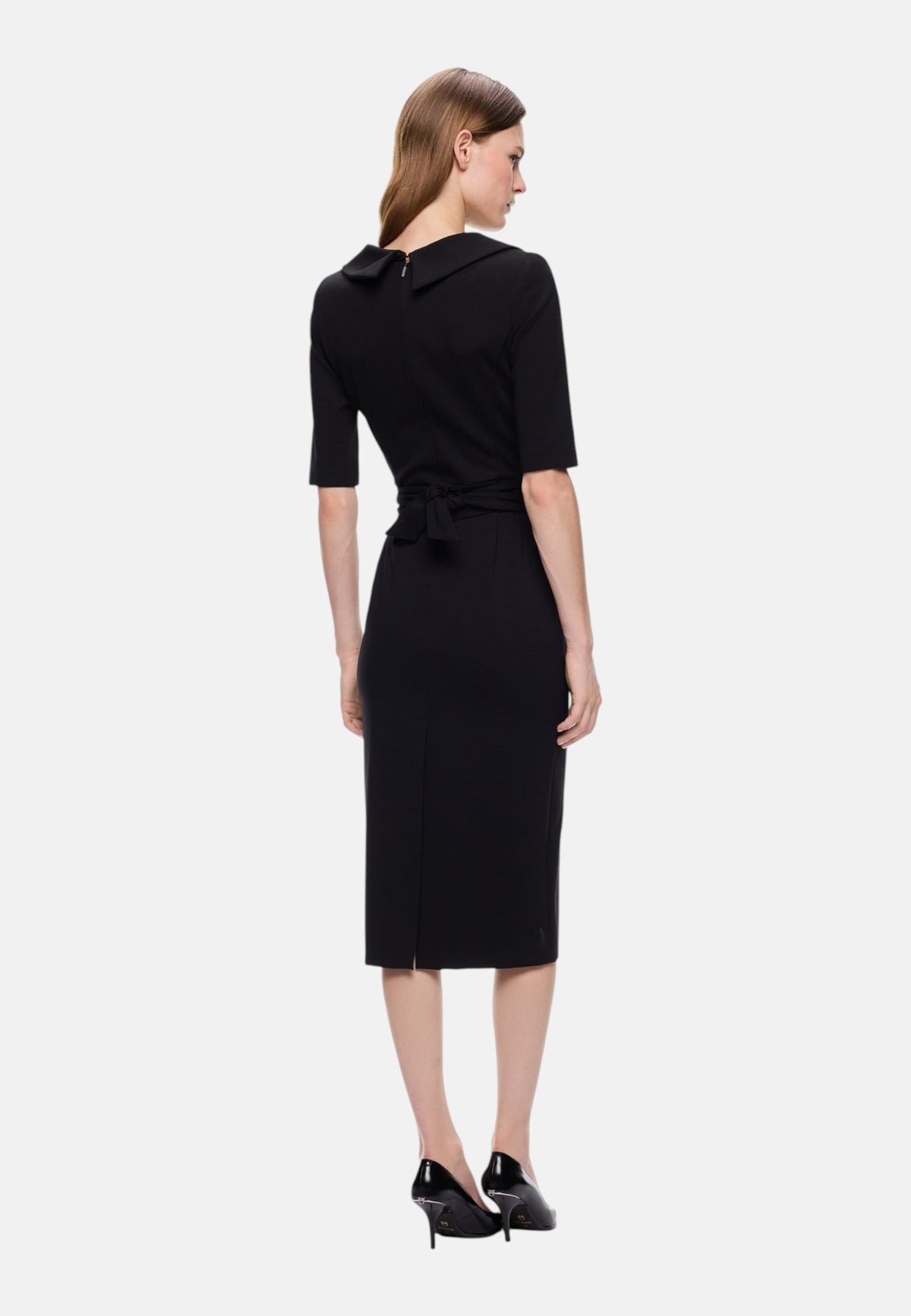 Vestito Midi Donna Pinko Lunghezza midi, silhouette a tubino, scollo a V con revers, maniche al gomito, cintura coordinata con fibbia Love Birds, spacco posteriore, chiusura con zip invisibile Arnebia 107475A3AH