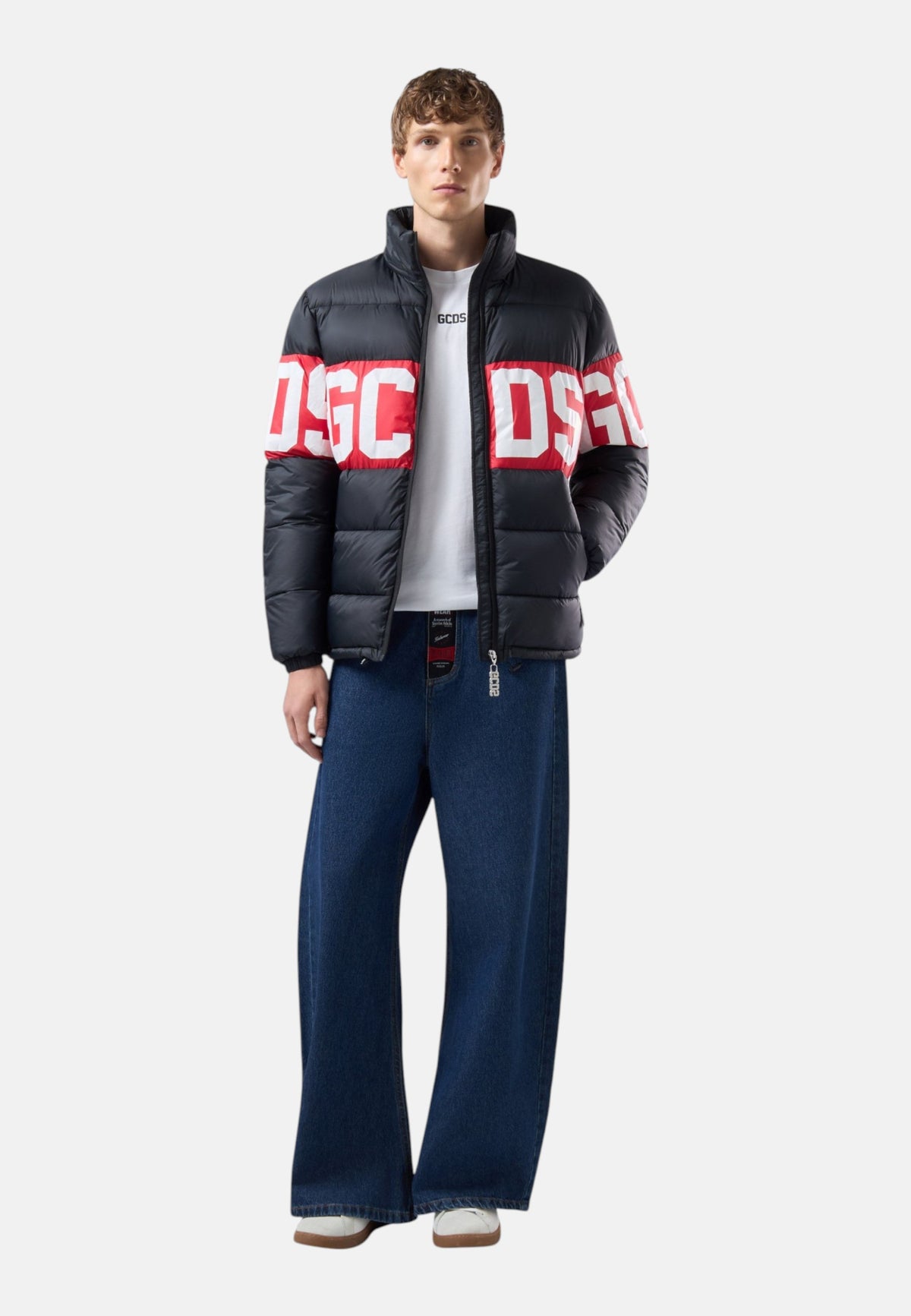 Piumino Corto Uomo Gcds Tessuto tecnico, costruzione trapuntata, imbottitura, collo alto, chiusura frontale con zip, tasche laterali, fascia logo a contrasto, fondo e polsi elasticizzati Band Logo Puffer Jacket Z0MLQA110T258
