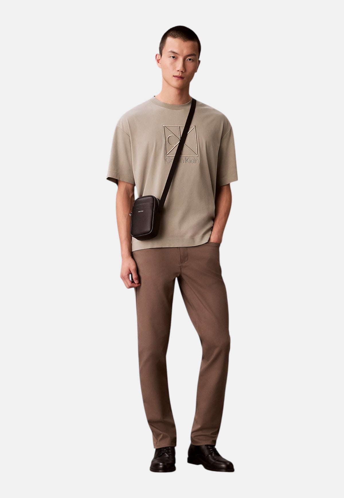 Borsa A Tracolla Uomo Calvin klein Formato Verticale Slim, Effetto Pelle Martellata, Tasca Frontale, Chiusura Con Zip, Tracolla Regolabile, Dettagli Metallici, Logo Calvin Klein Raised LV04D3278G