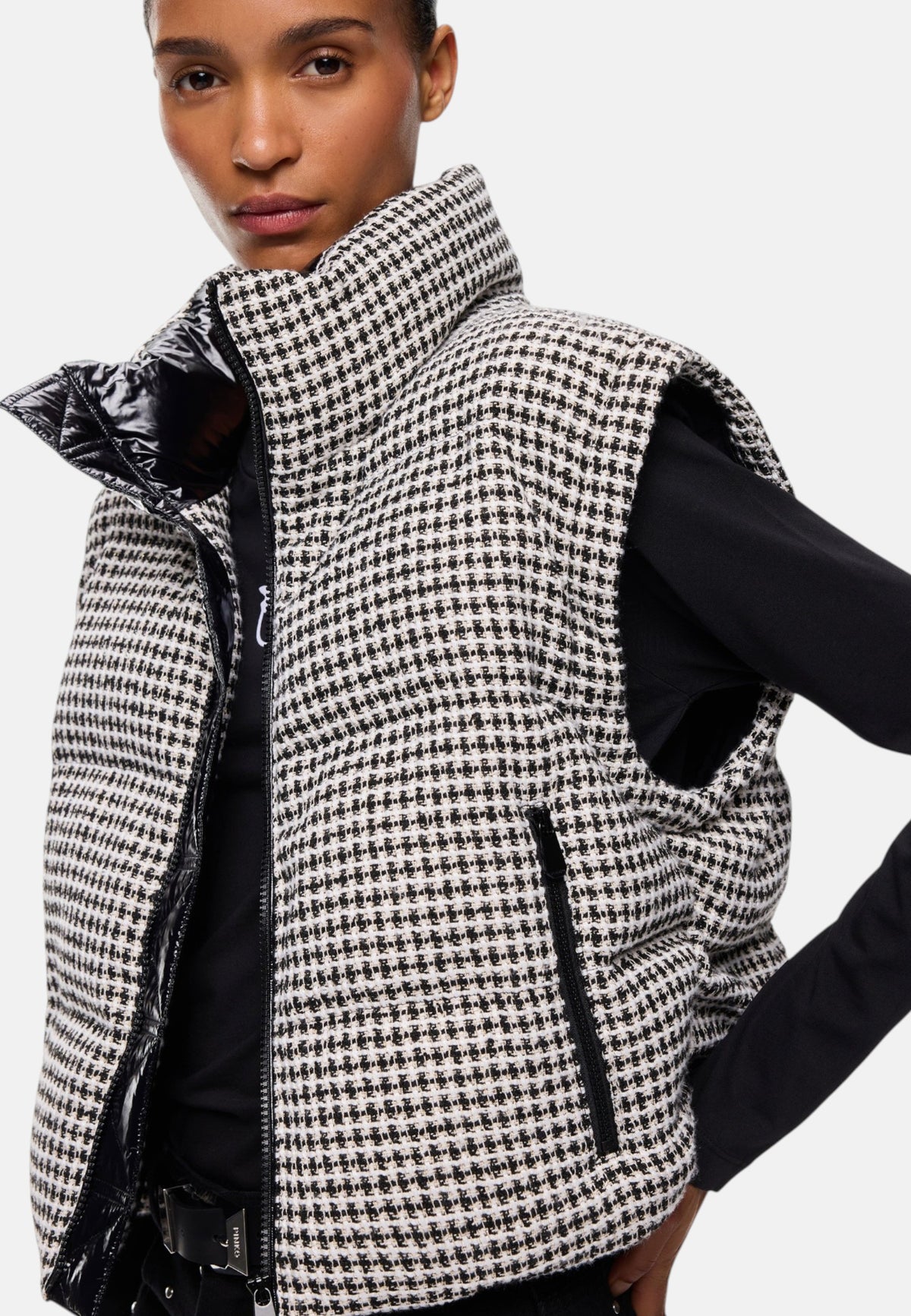Piumino Corto Donna Pinko Tweed a quadri, maniche staccabili con zip, trasformabile in gilet, collo alto, tasche laterali con zip, polsini elasticizzati, imbottitura sintetica, coulisse al fondo Daboecia 107185A3G5