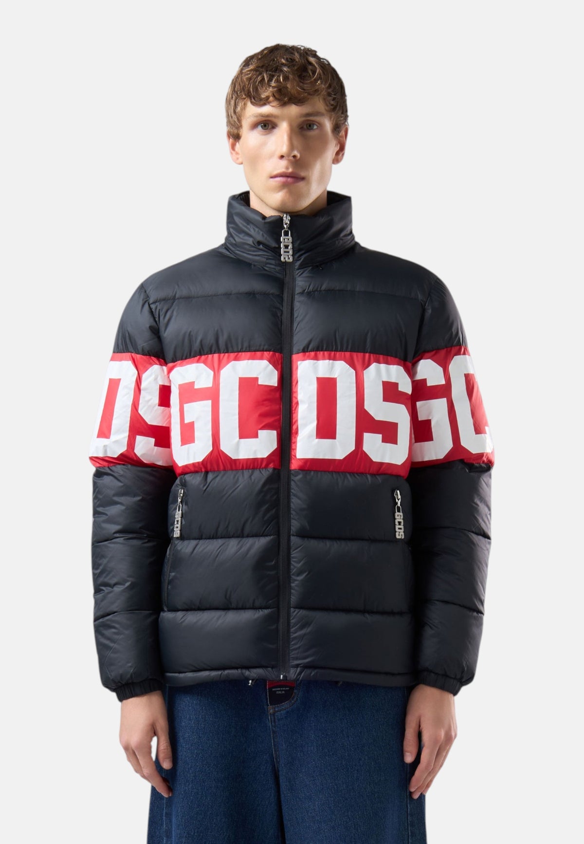 Piumino Corto Uomo Gcds Tessuto tecnico, costruzione trapuntata, imbottitura, collo alto, chiusura frontale con zip, tasche laterali, fascia logo a contrasto, fondo e polsi elasticizzati Band Logo Puffer Jacket Z0MLQA110T258