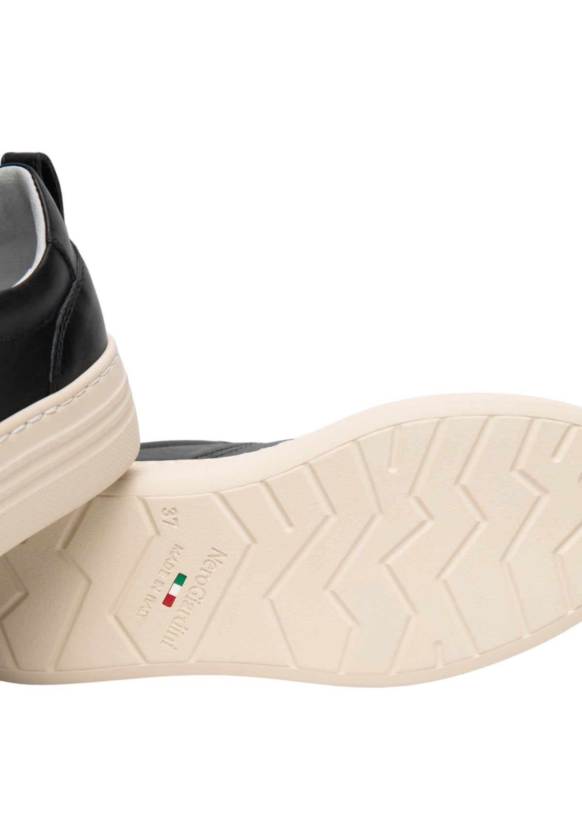 Sneakers Basse Donna Nero Giardini Tomaia in pelle, chiusura con lacci, pompon decorativo, suola platform oversize, Made in Italy  I617440D