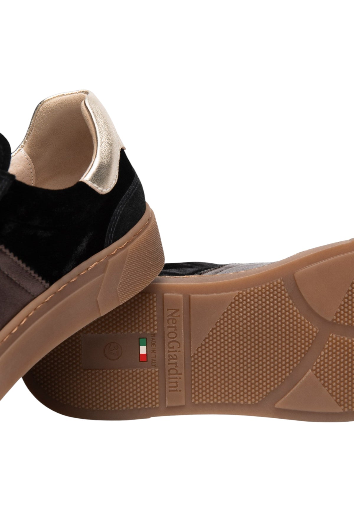 Sneakers Basse Donna Nero Giardini Tomaia in pelle, pelle scamosciata e tessuto, chiusura con lacci, pannelli laterali, suola color gomma, Made in Italy  I617425D