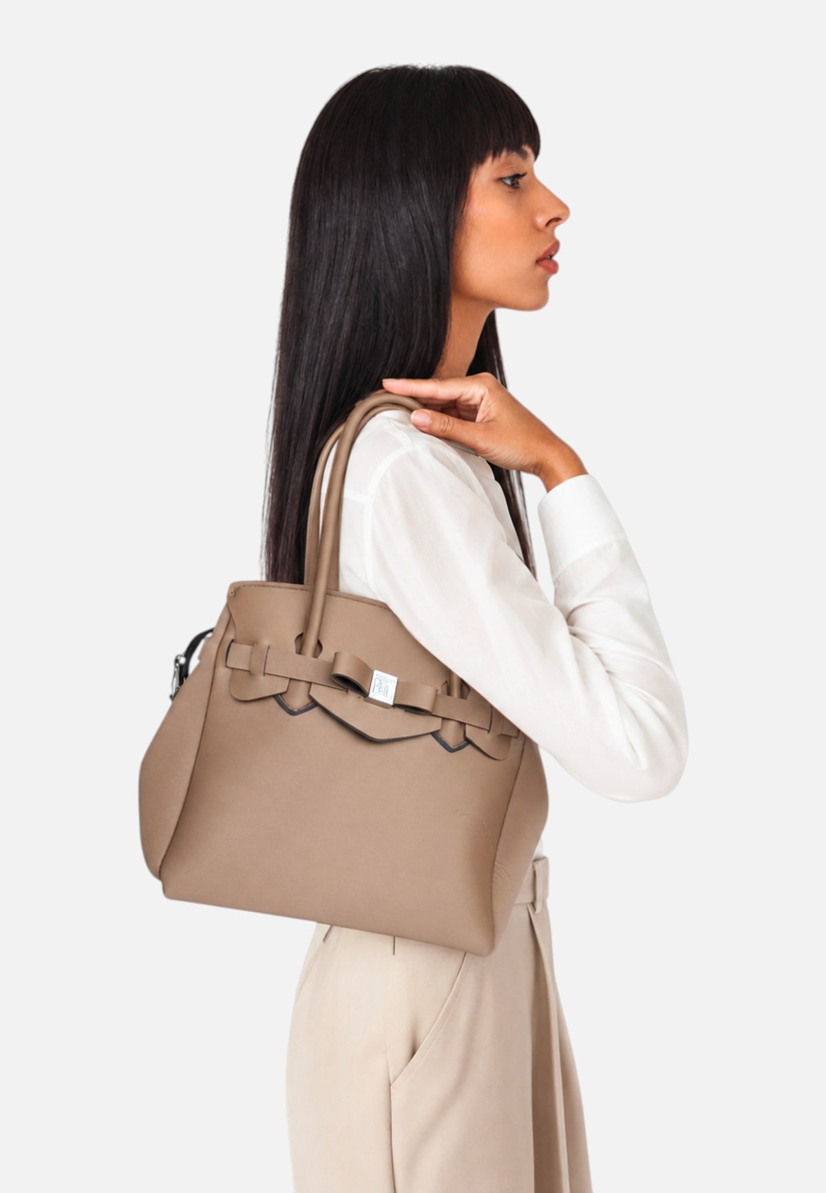 Borsa A Spalla Donna Save My Bag Shopping bag media, Doppi manici, Chiusura con zip, Tracolla a catena, Logo Save My Bag in metallo, Charm a forma di orsetto, Dimensioni: 26 x 14.5 x 23 Cm Miss S62-MISS-M-LYT