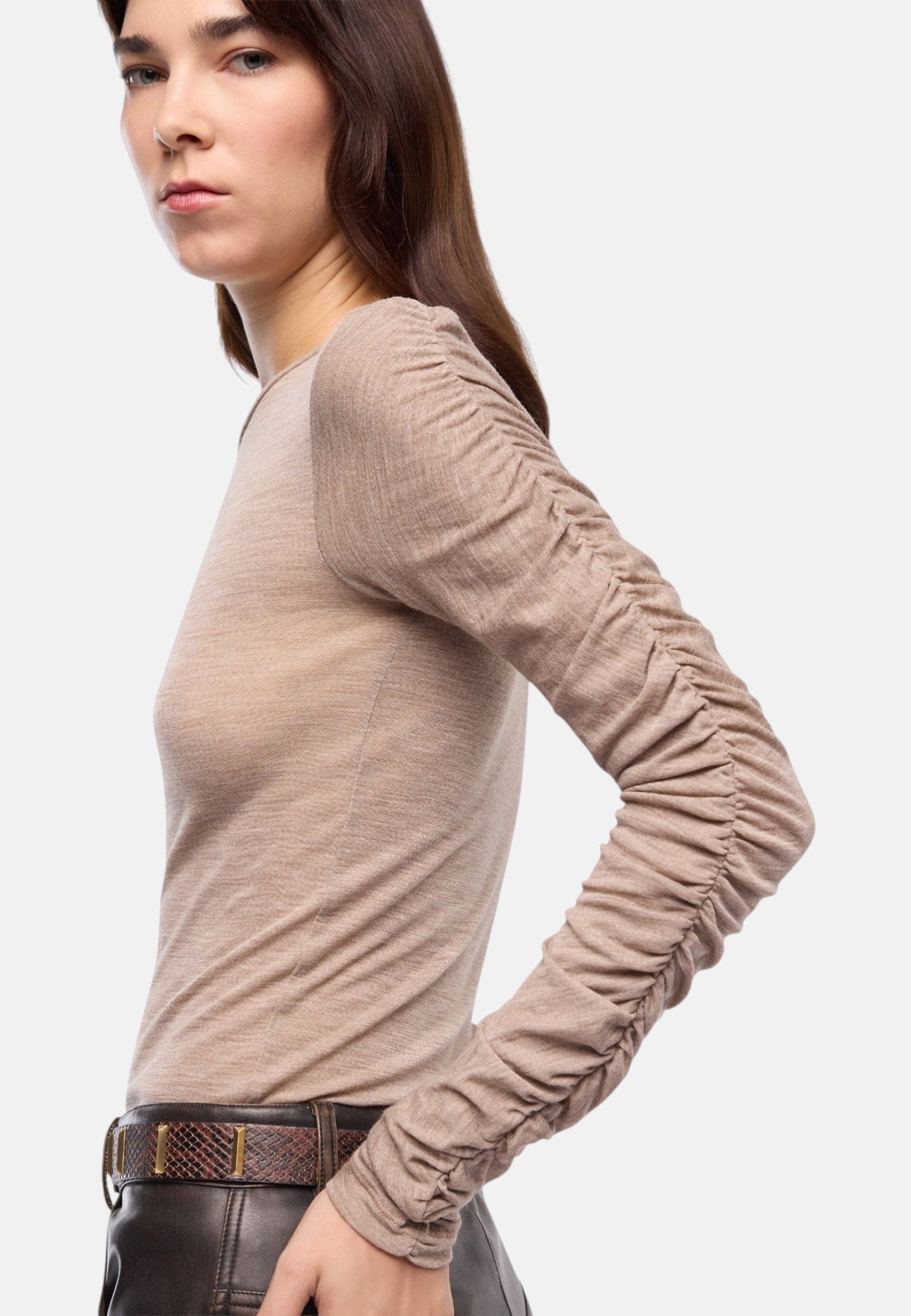 Maglia A Girocollo Donna Pinko Cotone e lana, lavorazione a costine, linea aderente, girocollo con bordo doppio, maniche lunghe arricciate, logo lettering ricamato sul petto Muscari 107317A3H0