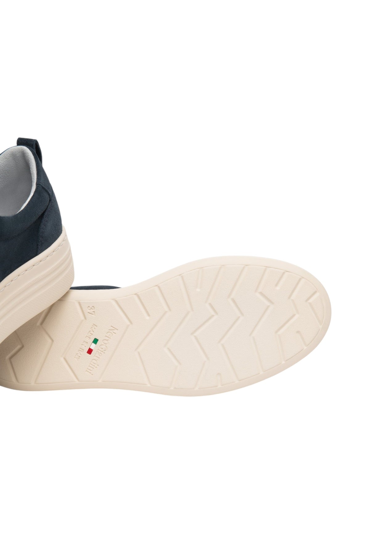 Sneakers Basse Donna Nero Giardini Tomaia in pelle scamosciata, chiusura con lacci, pompon decorativo, suola platform oversize, Made in Italy  I617441D